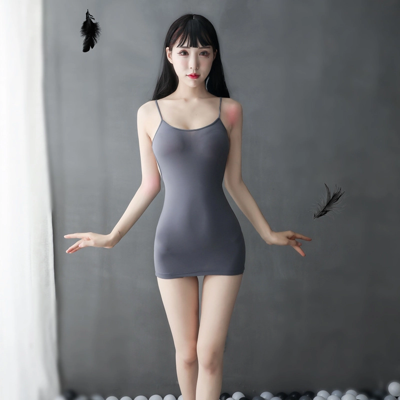 魅惑のミニスリップドレス