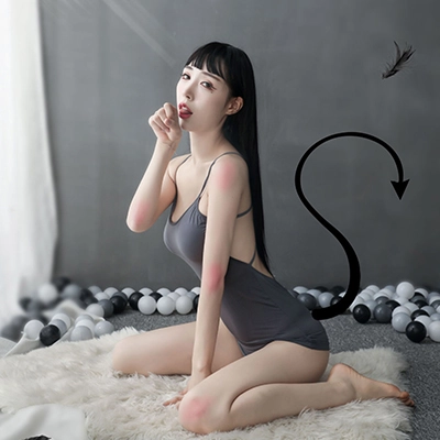 魅惑のミニスリップドレス