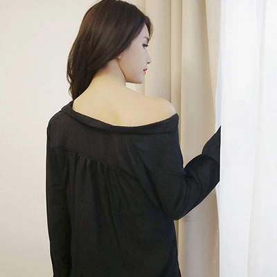 ルーズシルエットが魅せるオフショルダーランジェリー