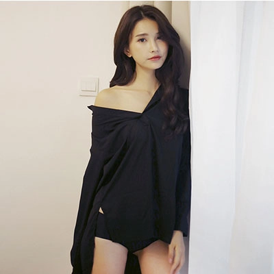 ルーズシルエットが魅せるオフショルダーランジェリー