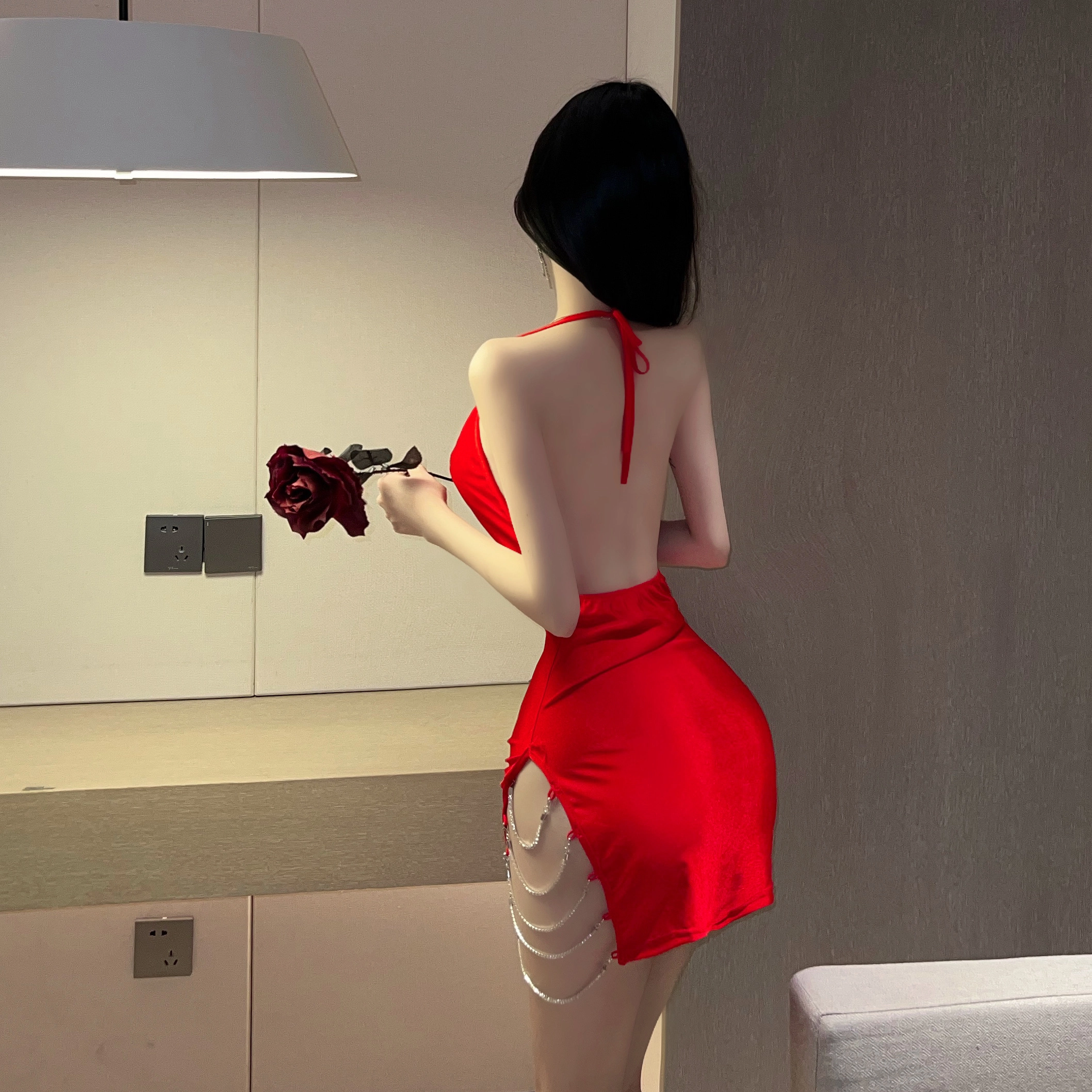 情熱のレッドが魅せるセクシーミニドレス