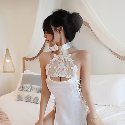 エレガントな刺繍と編み上げが魅せるランジェリードレス