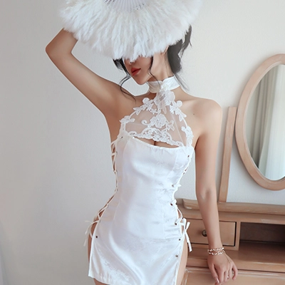 エレガントな刺繍と編み上げが魅せるランジェリードレス