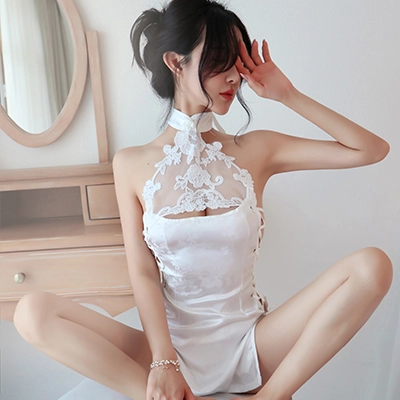 エレガントな刺繍と編み上げが魅せるランジェリードレス