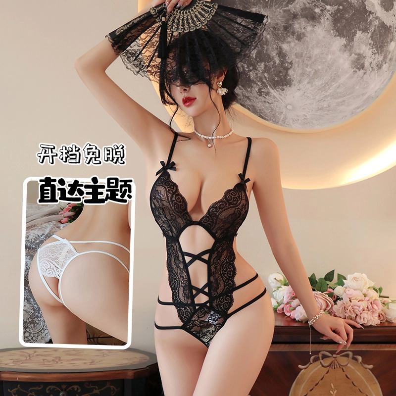 レースとリボンが魅力的なセクシーランジェリー